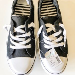 Maurice’s size 5 1/2 sneakers